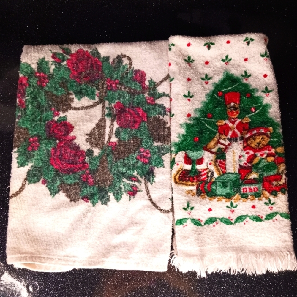 Vintage Set of 2 Different Christmas Hand Towels.